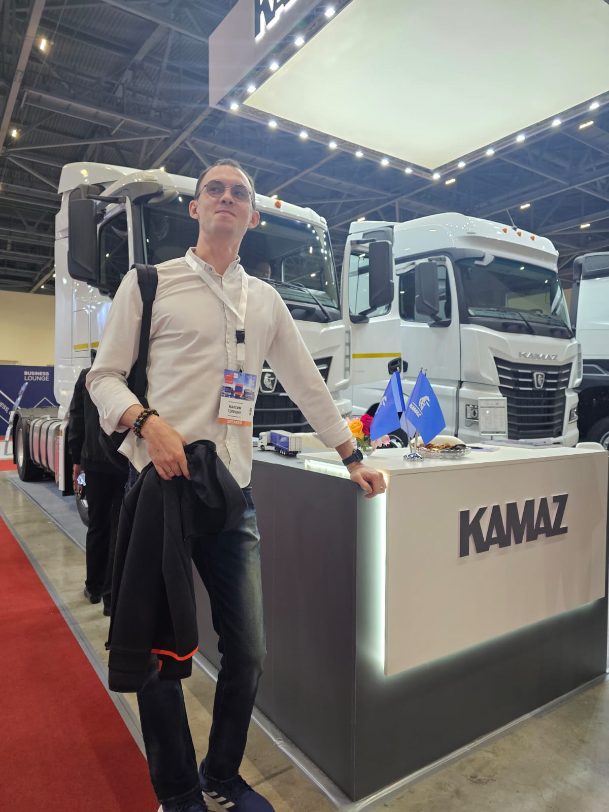 Максим Телядин как спикер на стенде KAMAZ